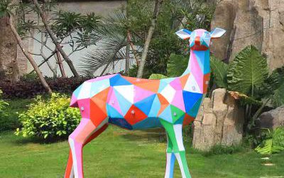 公園玻璃鋼彩繪獨自行走的母鹿雕塑