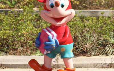 游樂場擺放的一只玻璃鋼卡通彩繪米老鼠雕塑