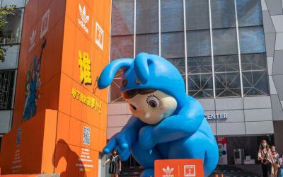 街道創意玻璃鋼彩繪卡通人物景觀雕塑