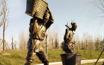 玻璃鋼仿銅民俗農場戶外挑糧食的人物雕塑