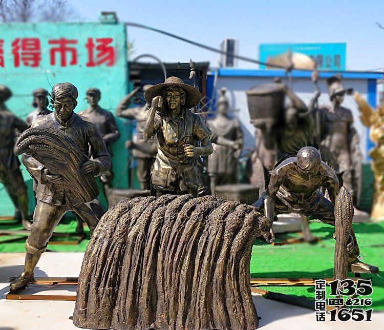 廣場在田地收麥子干農活的農耕人物玻璃鋼仿銅雕塑 廣場在田地收麥子干農活的農耕人物玻璃鋼仿銅雕塑