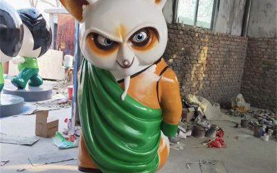 室內(nèi)游樂(lè)園擺放卡通彩繪浣熊師傅玻璃鋼雕塑