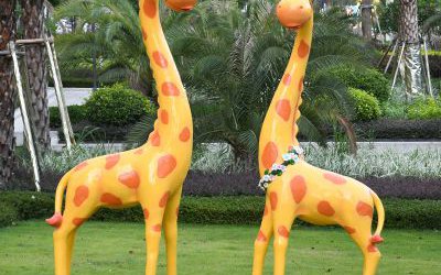 公園草坪玻璃鋼卡通長頸鹿雕塑