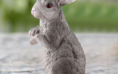 公園草坪里一只玻璃鋼仿真兔子雕塑