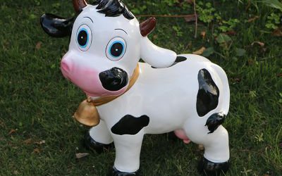 幼兒園玻璃鋼卡通小奶牛雕塑