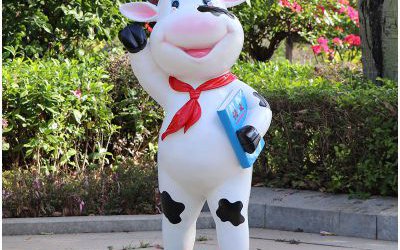公園玻璃鋼卡通拿書(shū)的小奶牛雕塑