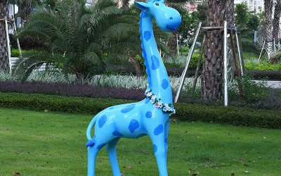 玻璃鋼彩繪創(chuàng)意帶花環(huán)的長(zhǎng)頸鹿雕塑