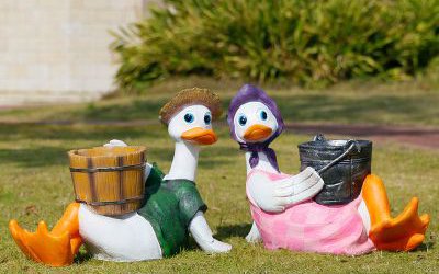 公園玻璃鋼卡通兩只坐著的鴨子雕塑