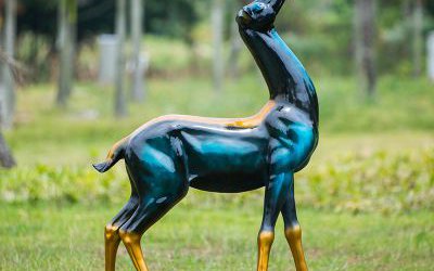 公園草坪一只抬頭的玻璃鋼彩繪噴漆梅花鹿雕塑