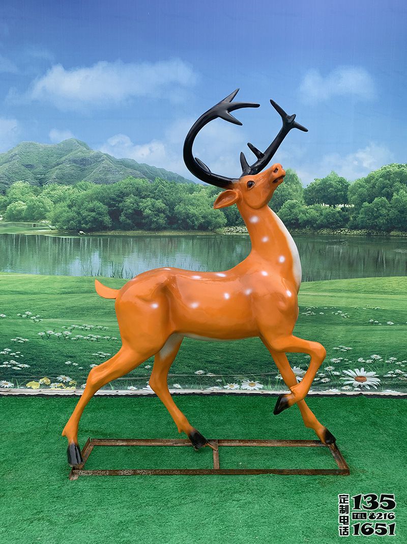 廣場街道玻璃鋼彩繪一只行走抬頭的梅花鹿雕塑 廣場街道玻璃鋼彩繪一只行走抬頭的梅花鹿雕塑