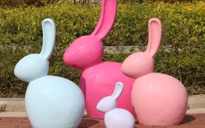 花園商場四只玻璃鋼卡通抽象兔子雕塑