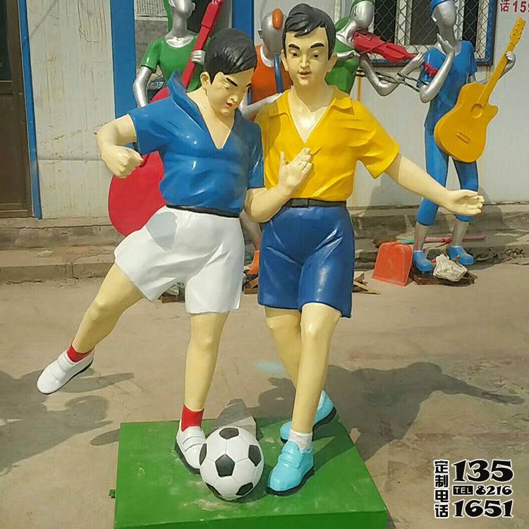 兒童學校擺放彩繪玻璃鋼卡通踢球人物雕塑 兒童學校擺放彩繪玻璃鋼卡通踢球人物雕塑