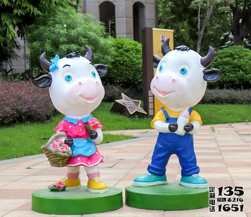 電影院商場一對卡通玻璃鋼彩繪牛雕塑 電影院商場一對卡通玻璃鋼彩繪牛雕塑