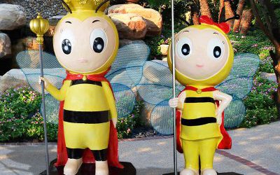游樂場(chǎng)擺放卡通國(guó)王衛(wèi)士玻璃鋼蜜蜂雕塑