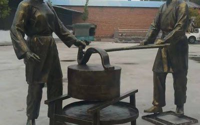 戶外景區玻璃鋼仿銅民俗磨豆子的人物雕塑