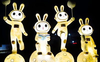 兔子造型宇航員玻璃鋼發光雕塑